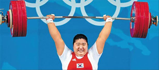 장미란(당시 25세)이 2008 베이징올림픽 여자 역도 최중량급에서 인상 140㎏을 번쩍 든 모습. 장미란은 합계 326㎏(인상 140㎏, 용상 186㎏)을 들어 올려 세계신기록으로 금메달을 차지했다.