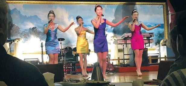 해외식당에서 공연하는 북한 종업원들.