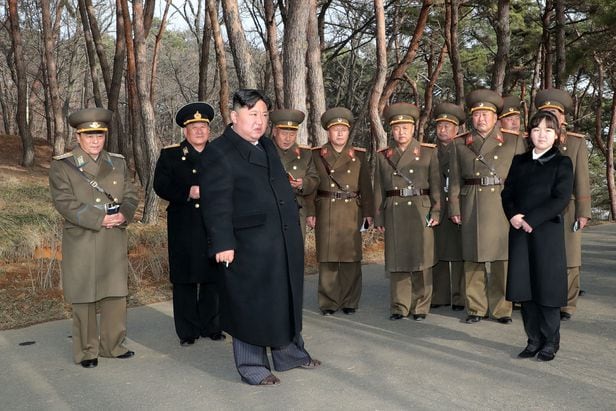 북한 김정은이 딸 주애와 9일 서부지구 화성포병부대에서 탄도미사일 발사 훈련을 현지지도하고 있다. /조선중앙통신 뉴스1