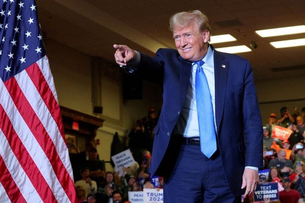 미국 대선 경선에 출마한 도널드 트럼프 전 대통령이 유세장에서 지지자들을 향해 손을 들어 보이고 있다. / 로이터