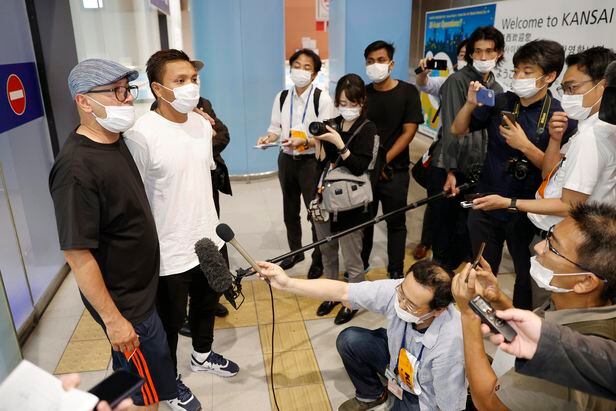 피리앤 아웅(왼쪽에서 두 번째)이 17일 일본 오사카 간사이 국제공항에서 기자들 앞에서 발언하고 있다. /AP 연합뉴스