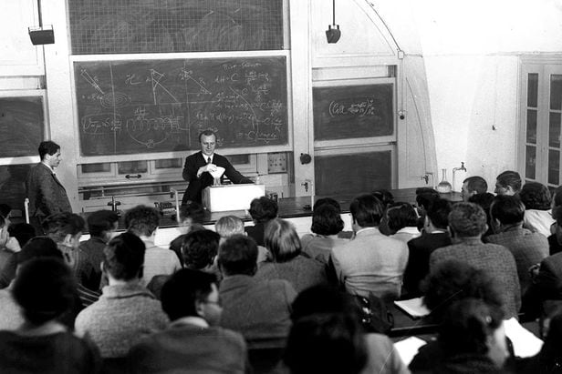 이스라엘은 국가의 미래를 책임질 인재를 길러내기 위해 1925년 히브리 대학교를 설립했다. 사진은 1935년 히브리대 물리학 수업 장면. /위키피디아