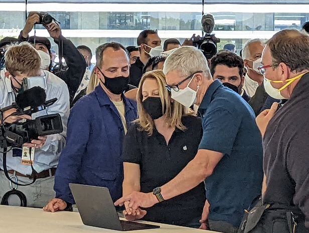 6일(현지시각) 팀 쿡 애플 CEO가 애플의 연례 개발자 대회인 WWDC 오프라인 행사를 마친 후, 신제품 맥북에어가 전시된 스티브잡스 띠어터를 찾아 제품을 살펴보고 있다. /김성민 기자