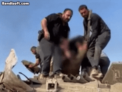 이스라엘군 탱크에서 병사를 끌어 강제로 끌어내리고 있는 하마스 대원들. /엑스