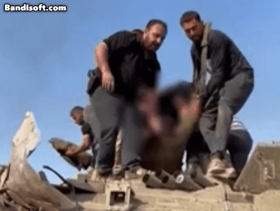 이스라엘군 탱크에서 병사를 끌어 강제로 끌어내리고 있는 하마스 대원들. /엑스