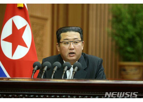 북한 김정은이 30일 최고인민회의에서 시정 연설을 하고 있다. /뉴시스