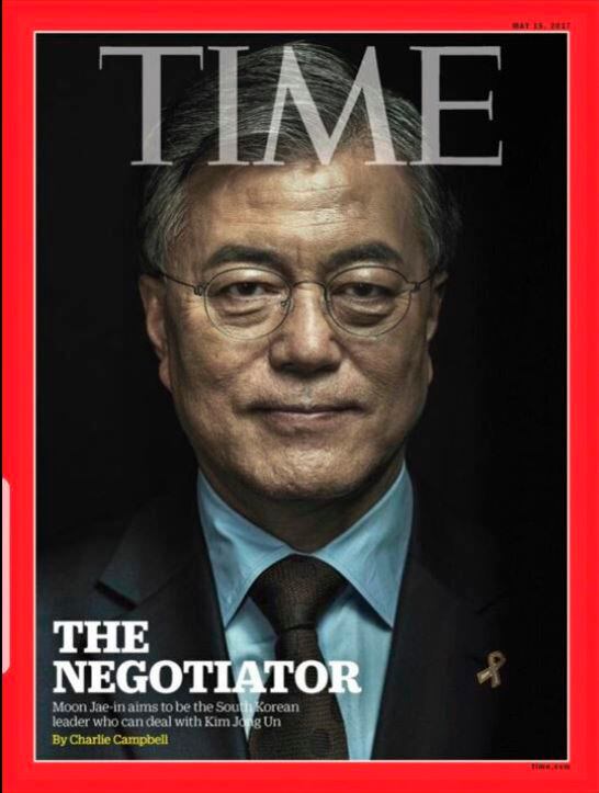 2017년 5월 미국 시사주간지 타임(TIME)의 아시아판 표지. 당시 더불어민주당 대선 후보였던 문재인 대통령 사진과 함께 ‘협상가(The Negotiator)’라는 제목이 붙어있다./타임