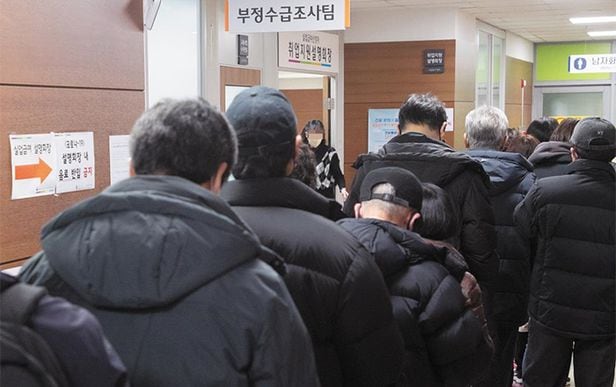지난 18일 서울 구로구 관악고용복지플러스센터에 실업급여 수령 필수 교육을 받으려는 사람들이 길게 줄을 서 있다. 줄 서 있는 이들 중엔 머리가 희끗한 고령층이 많았다. /고운호 기자