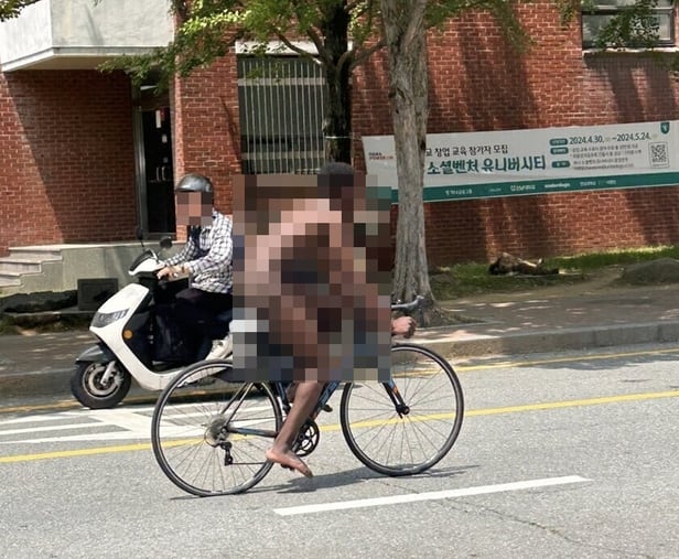 22일 '전남대 근황'이라는 제목으로 온라인 커뮤니티에 올라온 사진. 한 남성이 알몸으로 자전거를 타고 있다. /온라인 커뮤니티