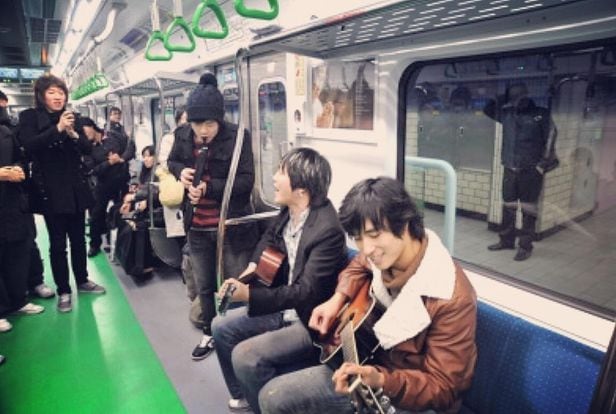 밴드 '애쉬그레이' 시절, 지하철 버스킹을 하면 노민혁씨(오른쪽). /노민혁