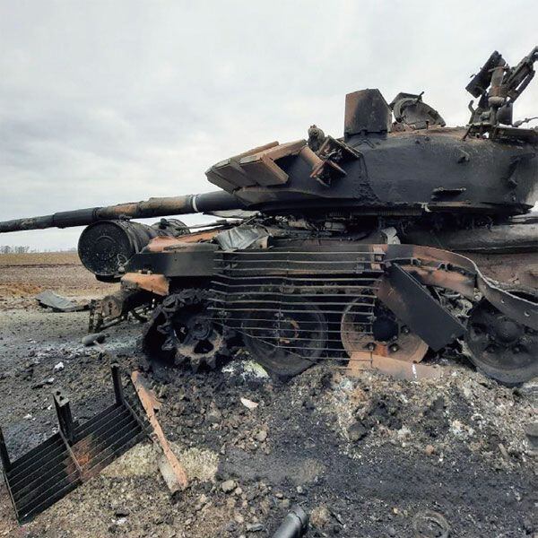 우크라이나 침공 과정에서 처참하게 파괴된 러시아군 전차. 우크라이나군의 재블린 대전차 미사일 등에 파괴된 것으로 추정된다. photo 우크라이나 SNS
