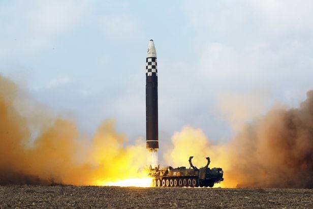 북한 대륙간탄도미사일(ICBM) '화성-17형'의 시험발사 장면. /노동신문 뉴스1