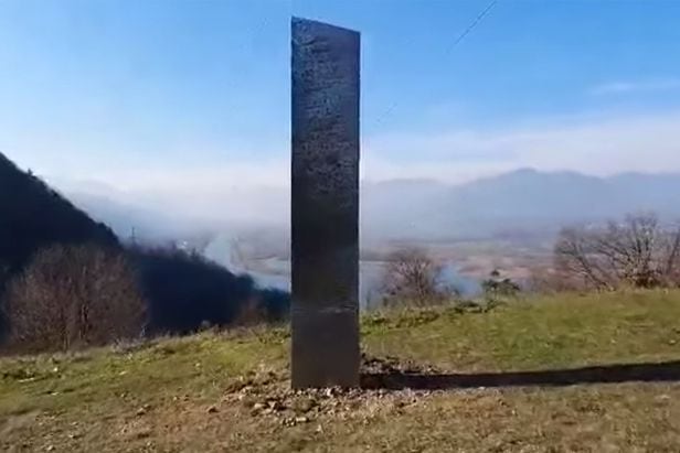 지난달 26일(현지 시각) 루마니아 북동부 피아트라 님트시의 언덕에서 발견된 금속 삼각 기둥.  미국 유타주에 갑자기 나타났다 사라진 기둥과 비슷한 모양이다. /Ziar Piatra Neamt. 스카이뉴스 홈페이지