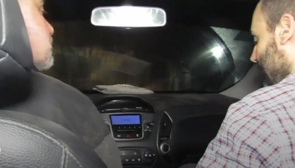 무함마드 신와르(오른쪽)가 터널 내 자동차를 타고 있는 모습./이스라엘군