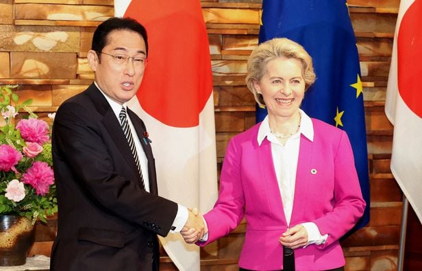 기시다 후미오 일본 총리(왼쪽)와 우르줄라 폰데어라이엔 EU 집행위원장./로이터 뉴스1
