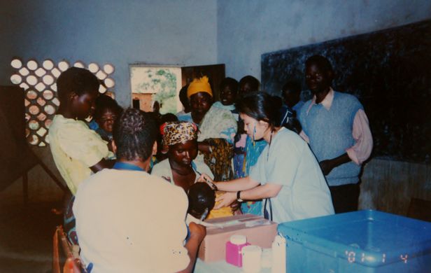 2001년 아프리카 말라위에서 현지인들을 진료하는 백영심(오른쪽에서 두 번째) 간호사의 모습. /백영심 제공 
