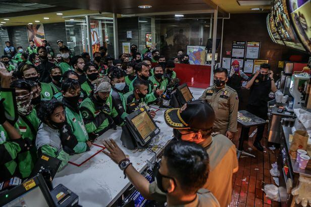 자카르타 남부 외곽 도시 보고르의 한 맥도날드 매장에 배달기사 수십여명이 BTS 세트를 사기 위해 몰린 모습. /AFP 연합뉴스