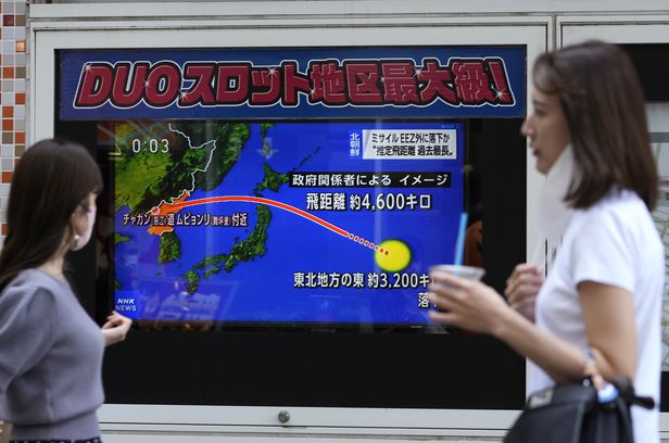 4일 오전 북한의 미사일이 일본 북부를 가로질러 일본 동쪽에서 3000km 떨어진 태평양으로 떨어졌던 일본 정부의 긴급 속보 화면을 한 보행자가 보고 있다. /EPA 연합뉴스 