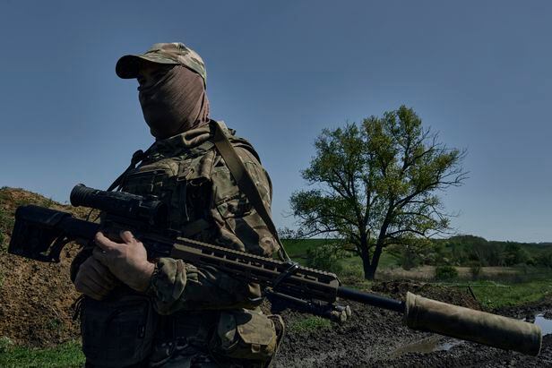 지난 5월 바흐무트 인근에서 총을 들고 있는 우크라이나 저격수 모습. /AP 연합뉴스