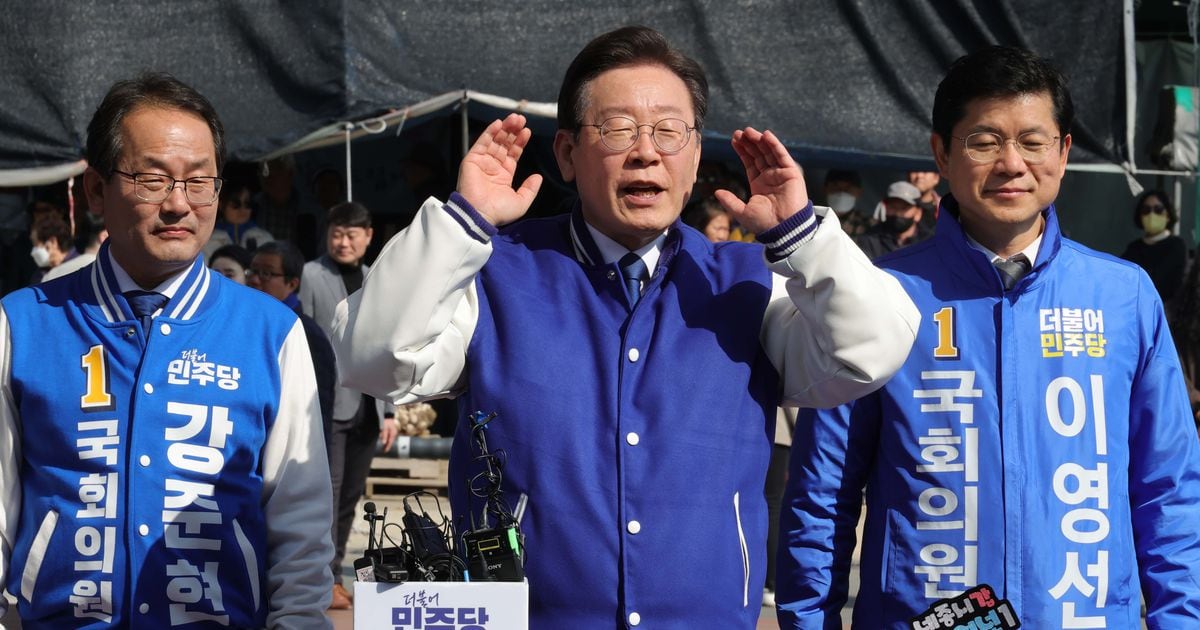 Lee Jae-myeong Visits Sejong Traditional Market and Appeals for Citizen Support: Democratic Party Leader Continues Campaigning for General Election