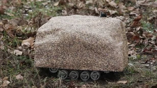 돌덩이처럼 보이는 러시아 소형 정찰로봇 '스파이 스톤'.  길가 등에서 돌덩이처럼 위장한 채 적군의 움직임을 감시할 수 있다. /러시아 국방부 영상 캡처

