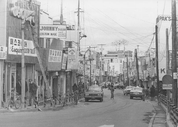1974년 경기도 송탄의 기지촌 풍경. /글항아리