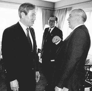 노태우 전 대통령과 고르바초프 전 소련 대통령이 대화를 나누는 모습. 이들 사이에 김종휘 전 수석이 서 있다. /조선일보 DB