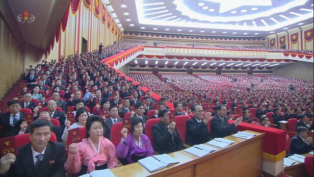 북한 조선중앙TV는 지난 12일 평양에서 열린 노동당 제8차 대회가 폐막되었다고 13일 보도했다. 실내에서도 참가자들이 마스크를 착용하지 않고 있는 모습이다. /조선중앙TV 뉴시스