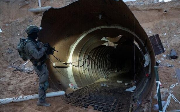 이스라엘군이 공개한 국경검문소 인근의 하마스 땅굴./이스라엘군