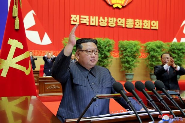 김정은 북한 국무위원장이 지난 10일 전국비상방역총화회의를 주재하고 신종 코로나바이러스 감염증(코로나19) 위기가 완전히 해소됐다고 선언하고 있다./조선중앙통신 연합뉴스