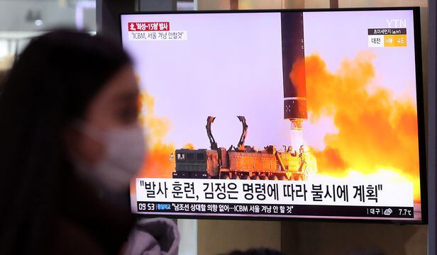 지난 2월 19일 오전 서울역 대합실에서 시민들이 지나가는 사이로 북한의 대륙간탄도미사일(ICBM) 발사 훈련 관련 뉴스가 보도되고 있다. /뉴스1