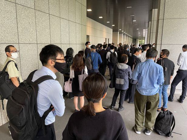 14일 오전 도쿄 지요다구 도쿄지방재판소 앞에 시민 100여명이 방청 추첨을 기다리고 있다./도쿄=최은경 특파원