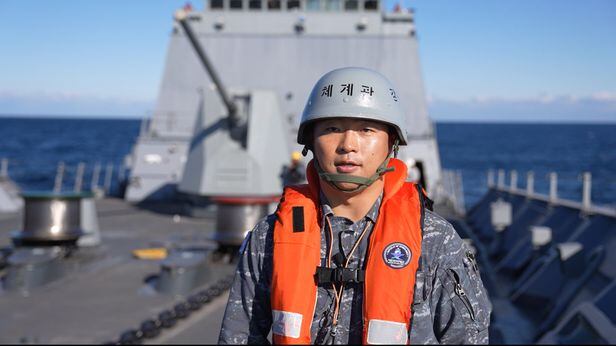 지난 1일 해군의 첫 국내 SM-2 실사격 훈련에 참여한 이광식(소령) 강감찬함 전투체계관이 인터뷰하고 있다. /해군