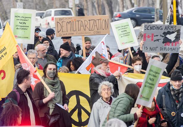 지난 6일 캐나다 몬트리올에서 시민들이 러시아의 우크라이나 침공을 규탄하는 반전 집회를 벌이고 있다. 캐나다는 우크라이나계 교민이 136만여명으로 러시아 다음으로 많이 모여 사는 나라다. /AP 연합뉴스