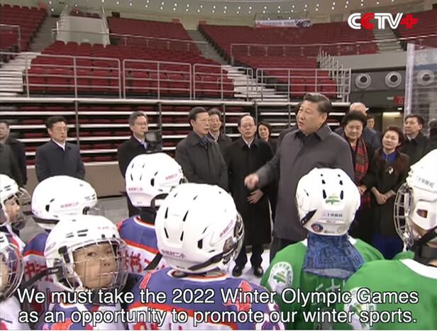 시진핑 중국 주석이 유소년 아이스하키 선수들과 만나 격려하는 모습을 담은 2022년 베이징 동계 올림픽 준비 홍보 영상/CCTV 스크린샷