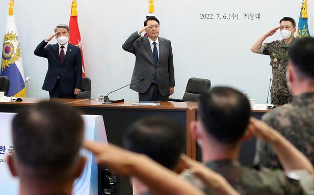 윤석열 대통령이 6일 충남 계룡대에서 열린 2022년 전반기 전군 주요지휘관 회의에서 군 지휘관들의 거수경례를 받고 있다. /뉴스1