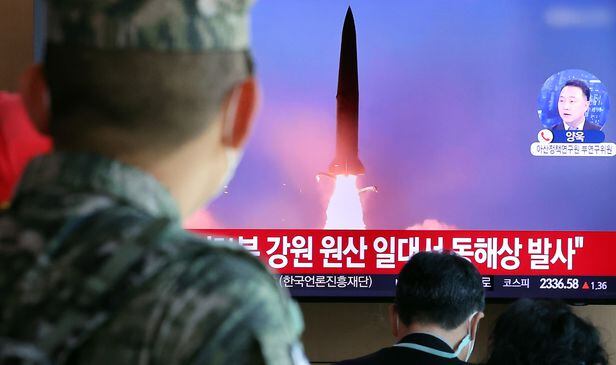 2일 오전 서울역 대합실에서 시민들이 북한의 동해상 탄도미사일 발사 관련 뉴스를 시청하고 있다. /뉴스1