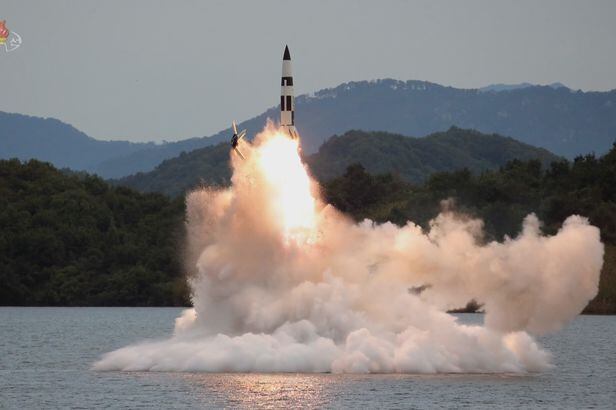 조선중앙TV는 김정은 북한 국무위원장이 지난달 25일부터 이달 9일까지 인민군 전술핵운용부대 등의 군사훈련을 지도했다고 11일 보도했다. 사진은 저수지에서 잠수함발사탄도미사일(SLBM)을 발사하는 모습./조선중앙TV  뉴시스