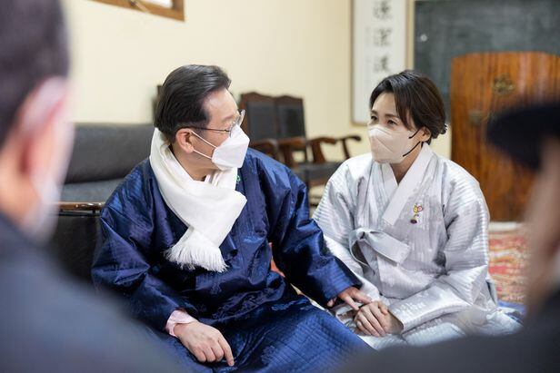 이재명 더불어민주당 대선 후보(왼쪽)와 아내 김혜경씨. /더불어민주당 선대위