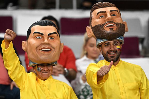 크리스티아누 호날두와 리오넬 메시의 얼굴이 그려진 마스크를 쓴 팬들이 18일 열린 크로아티아와 모로코의 3·4위 결정전을 관람하고 있다. /AFP연합뉴스
