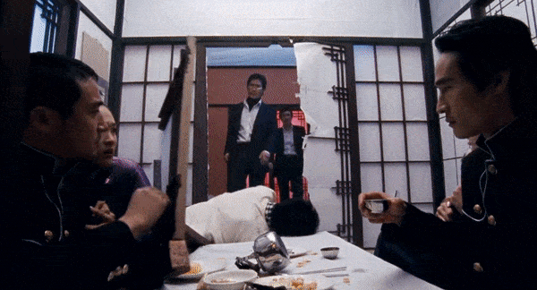 영화 후반부 일본식 술집에서 연출한 장면들은 흡사 미국 영화 '킬빌'과 비슷한 느낌을 준다. /영화 짝패