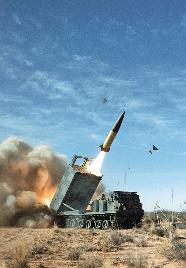 미군의 대표적인 포병 무기인 MLRS(다연장 로켓 시스템)가 지대지 탄도미사일인 에이태킴스(ATACMS)를 발사하는 모습. /주한미군