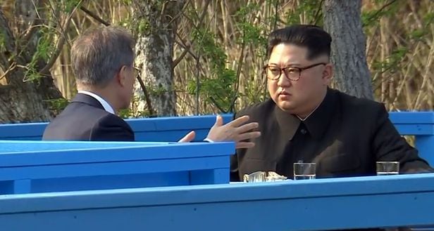 2018년 4월 27일 문재인 대통령과 김정은 국무위원장 판문점 도보다리 위에서 담소를 나누고 있다. /한국공동사진기자단