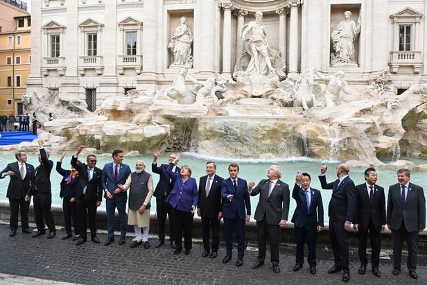 이탈리아에서 열린 주요 20개국(G20) 정상회의에 참석한 각국 정상들이 31일(현지시간) 수도 로마의 명물인 트레비 분수에서 '행운의 동전'을 던지고 있다. /연합뉴스