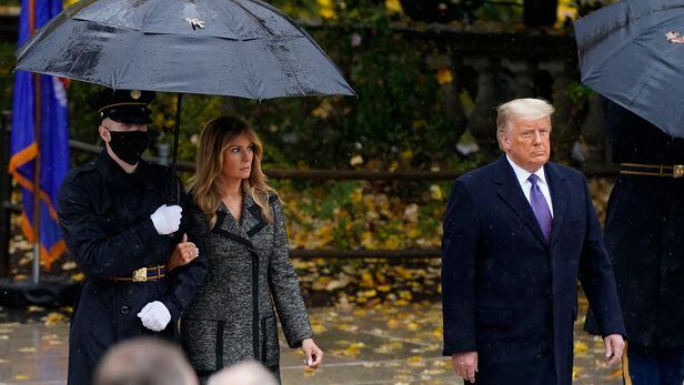 도널드 트럼프 미국 대통령과 멜라니아 여사가 11일(현지시간) 재향군인의날을 맞아 버지니아주 '알링턴 국립묘지'를 찾았다. AP연합뉴스