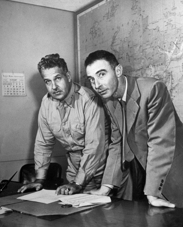 원자폭탄을 개발한 맨해튼 프로젝트를 이끈 미 육군의 레슬리 그로브스 장군(왼쪽)과 오펜하이머 박사. 1942년에 찍은 사진이다. 오펜하이머는 38세의 젊은 나이였지만 그로브스 장군의 전폭적인 지지를 받아 맨해튼 프로젝트를 이끌 수 있었다./미 에너지부