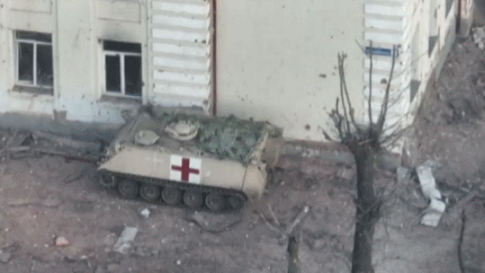 우크라이나군 장갑차가 러시아군의 포탄 세례를 뚫고 부상병을 구조해내는 모습. /@AlexRaptor94 트위터