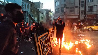 이란 ‘히잡 의문사’ 항의 시위 80개 도시로 번져... 76명 사망