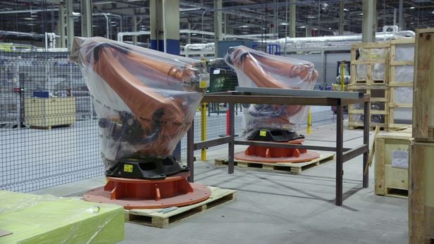 푸야오 그룹은 노동자를 대체할 자동화 로봇을 도입했다. /넷플릭스 '아메리칸 팩토리'