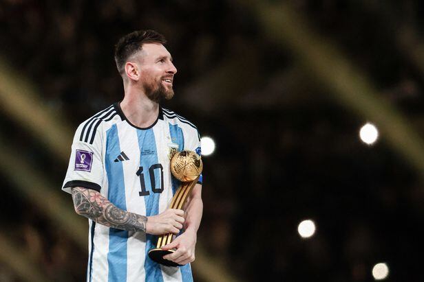18일(현지 시각) 2022 카타르 월드컵에서 아르헨티나가 우승을 차지한 뒤 리오넬 메시가 트로피를 안고 있다./타스 연합뉴스